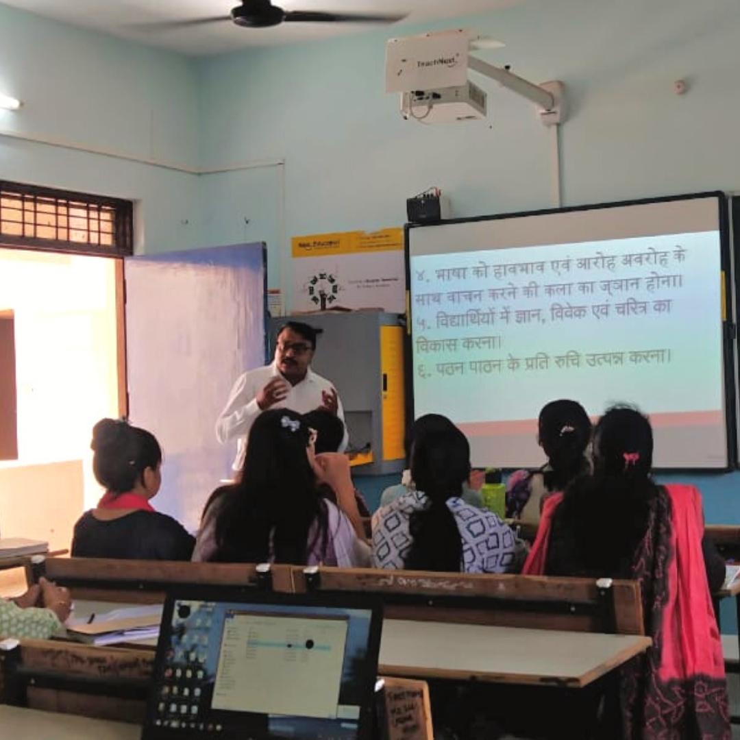 A WORKSHOP ON THE IMPORTANCE OF ONLINE TEACHING RESOURCES WAS CONDUCTED BY MR NIRANJAN SHARMA AT ONE OF THE USER SCHOOLS IN INDORE. HAVE A GLIMPSE OF TEACHERS HAVING A GREAT TIME LEARNING THE USE OF VARIOUS DIGITAL TOOLS IN TEACHING HINDI.